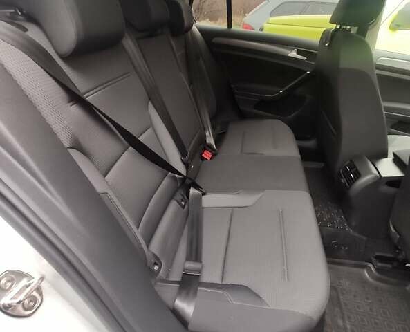 Белый Фольксваген e-Golf, объемом двигателя 0 л и пробегом 73 тыс. км за 13800 $, фото 8 на Automoto.ua