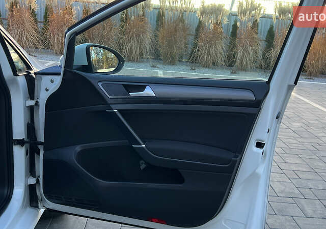 Белый Фольксваген e-Golf, объемом двигателя 0 л и пробегом 84 тыс. км за 13250 $, фото 80 на Automoto.ua