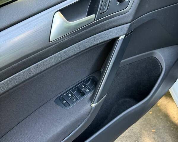 Білий Фольксваген e-Golf, об'ємом двигуна 0 л та пробігом 75 тис. км за 14650 $, фото 14 на Automoto.ua