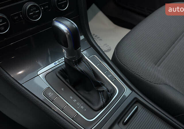 Белый Фольксваген e-Golf, объемом двигателя 0 л и пробегом 88 тыс. км за 14500 $, фото 34 на Automoto.ua