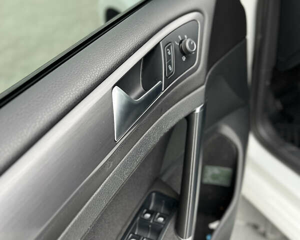 Белый Фольксваген e-Golf, объемом двигателя 0 л и пробегом 75 тыс. км за 15500 $, фото 9 на Automoto.ua