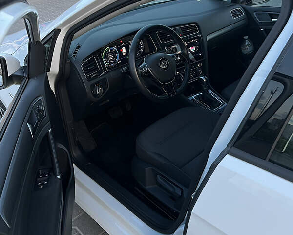 Белый Фольксваген e-Golf, объемом двигателя 0 л и пробегом 136 тыс. км за 13000 $, фото 7 на Automoto.ua