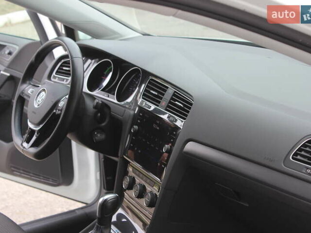 Белый Фольксваген e-Golf, объемом двигателя 0 л и пробегом 68 тыс. км за 14999 $, фото 30 на Automoto.ua