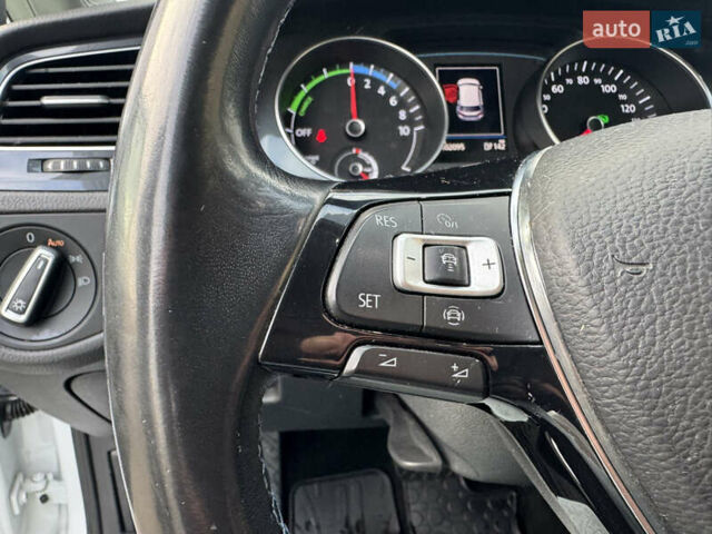 Белый Фольксваген e-Golf, объемом двигателя 0 л и пробегом 102 тыс. км за 13200 $, фото 25 на Automoto.ua