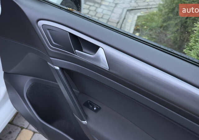 Белый Фольксваген e-Golf, объемом двигателя 0 л и пробегом 88 тыс. км за 14500 $, фото 43 на Automoto.ua