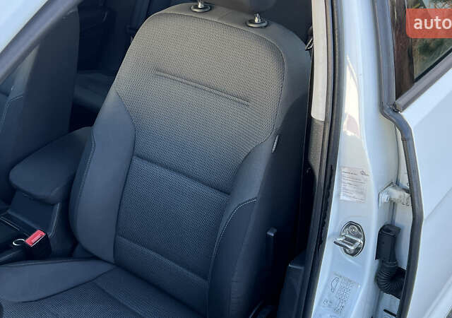 Белый Фольксваген e-Golf, объемом двигателя 0 л и пробегом 84 тыс. км за 13250 $, фото 92 на Automoto.ua