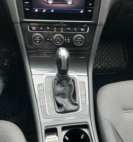 Белый Фольксваген e-Golf, объемом двигателя 0 л и пробегом 75 тыс. км за 15500 $, фото 14 на Automoto.ua