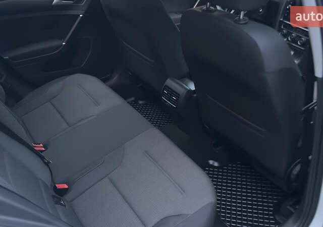 Белый Фольксваген e-Golf, объемом двигателя 0 л и пробегом 88 тыс. км за 14500 $, фото 41 на Automoto.ua