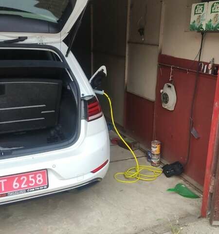 Белый Фольксваген e-Golf, объемом двигателя 0 л и пробегом 73 тыс. км за 13800 $, фото 2 на Automoto.ua