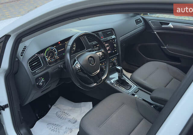 Белый Фольксваген e-Golf, объемом двигателя 0 л и пробегом 88 тыс. км за 14500 $, фото 58 на Automoto.ua