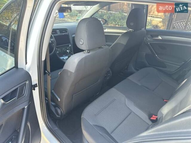 Белый Фольксваген e-Golf, объемом двигателя 0 л и пробегом 48 тыс. км за 13900 $, фото 11 на Automoto.ua