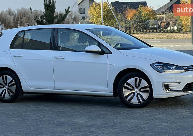 Белый Фольксваген e-Golf, объемом двигателя 0 л и пробегом 84 тыс. км за 13250 $, фото 14 на Automoto.ua