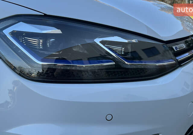 Белый Фольксваген e-Golf, объемом двигателя 0 л и пробегом 84 тыс. км за 13250 $, фото 25 на Automoto.ua