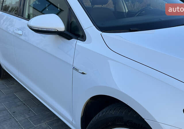 Белый Фольксваген e-Golf, объемом двигателя 0 л и пробегом 84 тыс. км за 13250 $, фото 36 на Automoto.ua