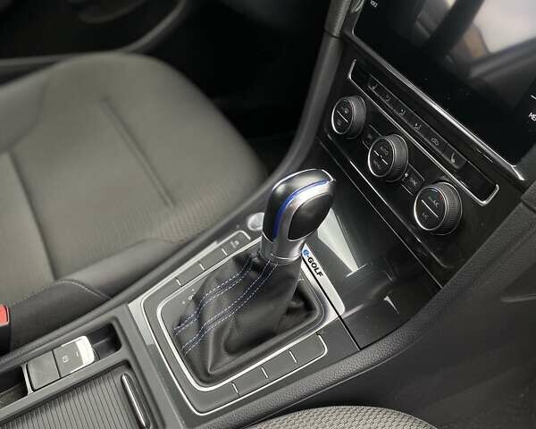 Білий Фольксваген e-Golf, об'ємом двигуна 0 л та пробігом 82 тис. км за 13000 $, фото 8 на Automoto.ua