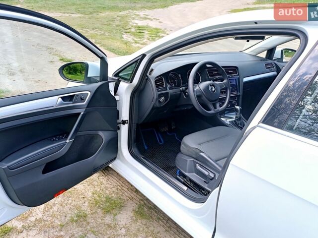 Белый Фольксваген e-Golf, объемом двигателя 0 л и пробегом 53 тыс. км за 13200 $, фото 8 на Automoto.ua