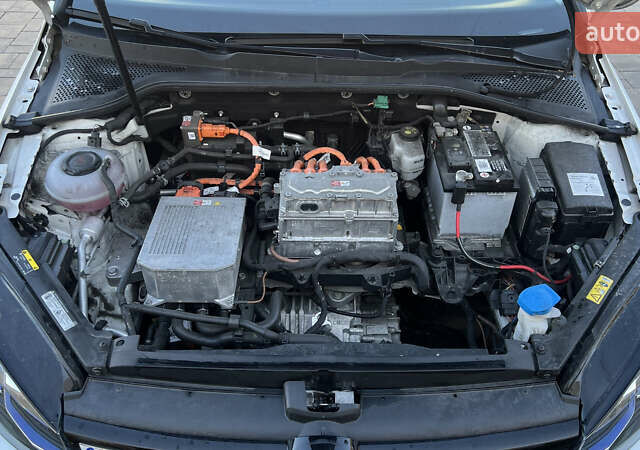 Белый Фольксваген e-Golf, объемом двигателя 0 л и пробегом 84 тыс. км за 13250 $, фото 56 на Automoto.ua