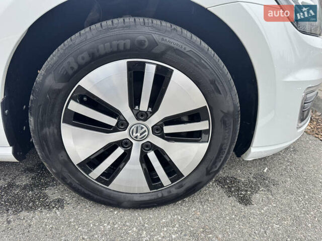 Белый Фольксваген e-Golf, объемом двигателя 0 л и пробегом 117 тыс. км за 15800 $, фото 17 на Automoto.ua