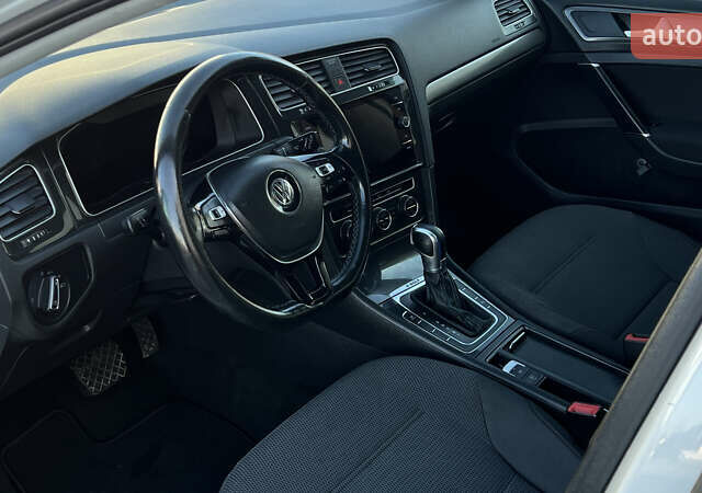 Белый Фольксваген e-Golf, объемом двигателя 0 л и пробегом 84 тыс. км за 13250 $, фото 95 на Automoto.ua