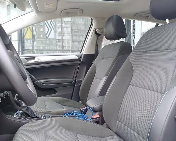 Белый Фольксваген e-Golf, объемом двигателя 0 л и пробегом 38 тыс. км за 15500 $, фото 8 на Automoto.ua