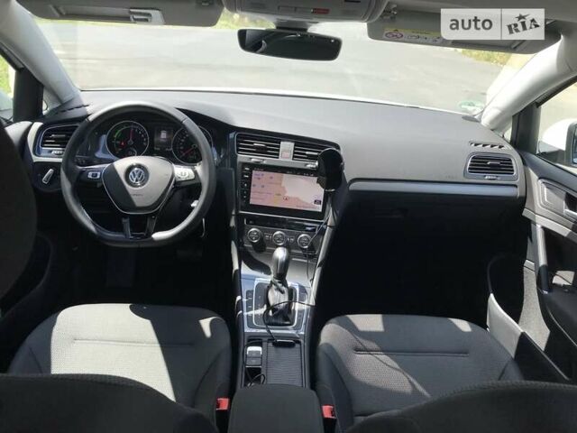 Белый Фольксваген e-Golf, объемом двигателя 0 л и пробегом 17 тыс. км за 15999 $, фото 39 на Automoto.ua