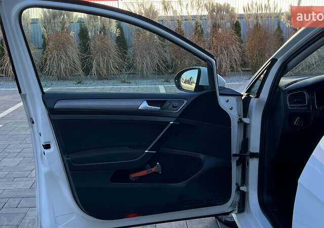 Белый Фольксваген e-Golf, объемом двигателя 0 л и пробегом 84 тыс. км за 13250 $, фото 89 на Automoto.ua