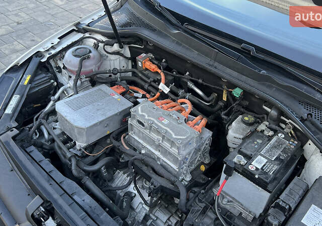 Белый Фольксваген e-Golf, объемом двигателя 0 л и пробегом 84 тыс. км за 13250 $, фото 57 на Automoto.ua