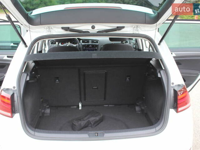 Белый Фольксваген e-Golf, объемом двигателя 0 л и пробегом 68 тыс. км за 14999 $, фото 28 на Automoto.ua