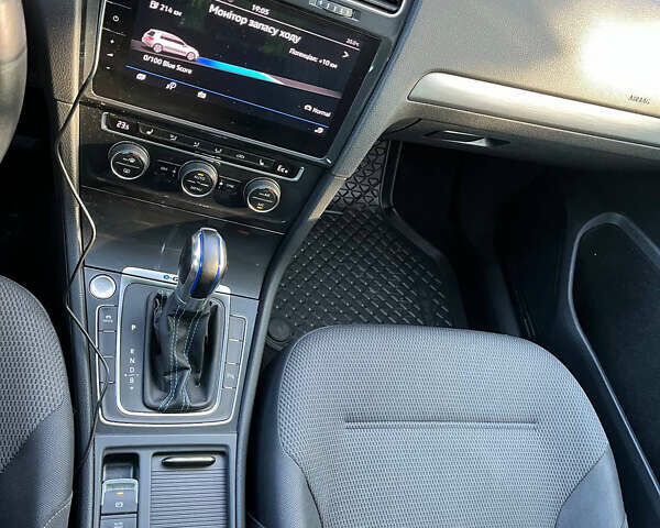 Белый Фольксваген e-Golf, объемом двигателя 0 л и пробегом 169 тыс. км за 13500 $, фото 11 на Automoto.ua