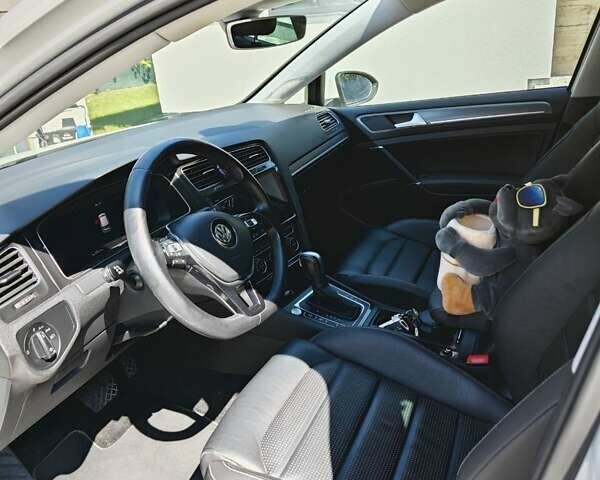 Белый Фольксваген e-Golf, объемом двигателя 0 л и пробегом 41 тыс. км за 18500 $, фото 6 на Automoto.ua