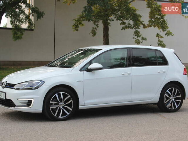 Белый Фольксваген e-Golf, объемом двигателя 0 л и пробегом 68 тыс. км за 14999 $, фото 2 на Automoto.ua
