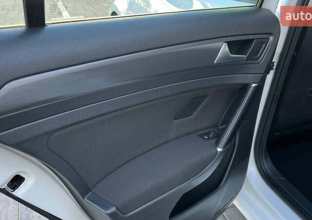 Белый Фольксваген e-Golf, объемом двигателя 0 л и пробегом 84 тыс. км за 13250 $, фото 68 на Automoto.ua