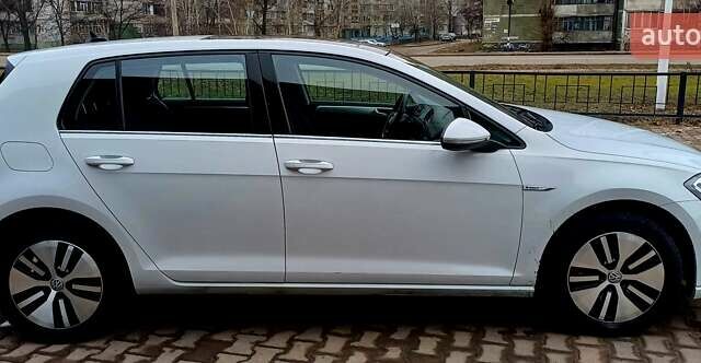 Белый Фольксваген e-Golf, объемом двигателя 0 л и пробегом 38 тыс. км за 15500 $, фото 4 на Automoto.ua