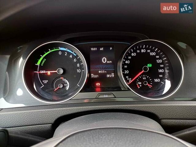 Белый Фольксваген e-Golf, объемом двигателя 0 л и пробегом 38 тыс. км за 15500 $, фото 15 на Automoto.ua