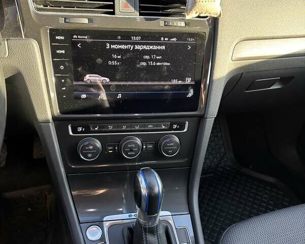 Белый Фольксваген e-Golf, объемом двигателя 0 л и пробегом 129 тыс. км за 12800 $, фото 16 на Automoto.ua