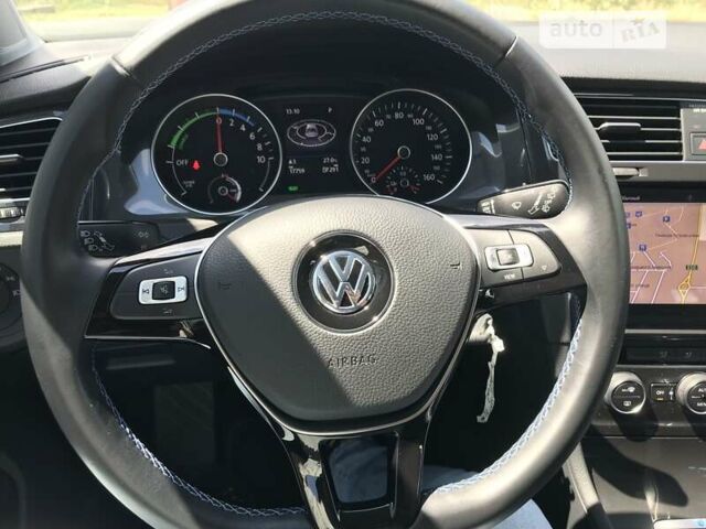 Белый Фольксваген e-Golf, объемом двигателя 0 л и пробегом 17 тыс. км за 15999 $, фото 36 на Automoto.ua
