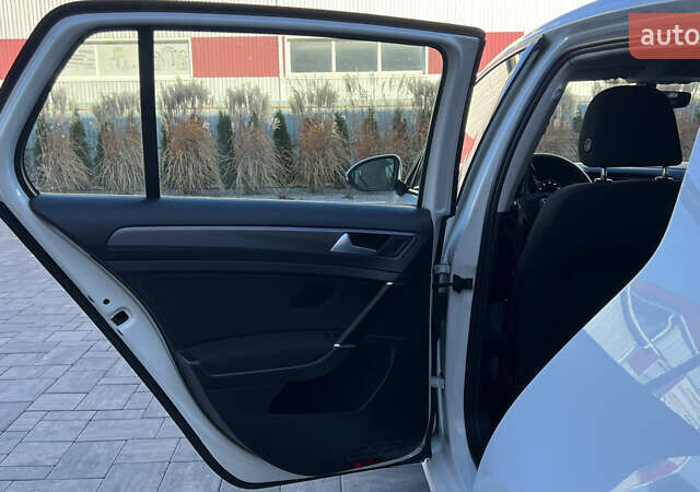 Белый Фольксваген e-Golf, объемом двигателя 0 л и пробегом 84 тыс. км за 13250 $, фото 67 на Automoto.ua