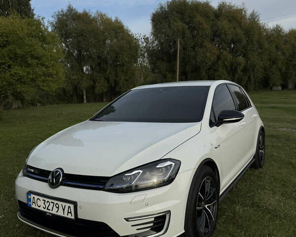 Белый Фольксваген e-Golf, объемом двигателя 0 л и пробегом 95 тыс. км за 15500 $, фото 2 на Automoto.ua