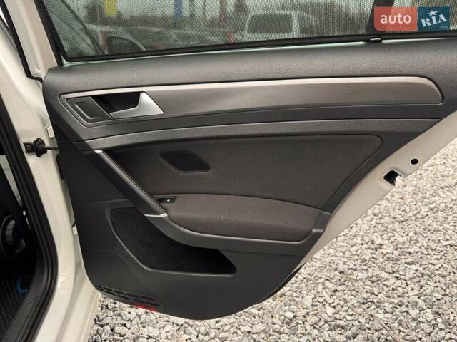 Белый Фольксваген e-Golf, объемом двигателя 0 л и пробегом 170 тыс. км за 13000 $, фото 17 на Automoto.ua