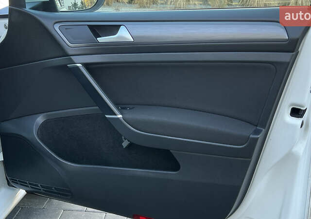 Белый Фольксваген e-Golf, объемом двигателя 0 л и пробегом 84 тыс. км за 13250 $, фото 81 на Automoto.ua