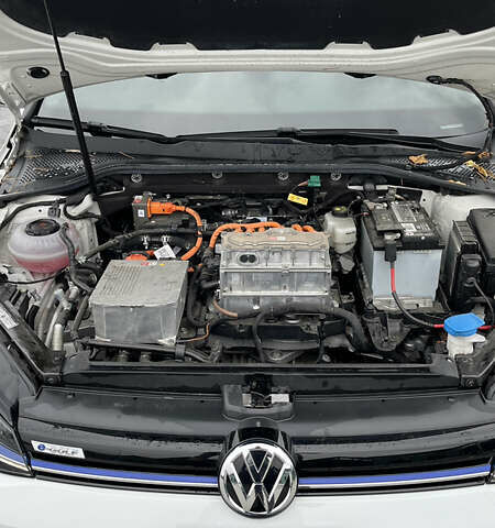 Белый Фольксваген e-Golf, объемом двигателя 0 л и пробегом 75 тыс. км за 15500 $, фото 12 на Automoto.ua