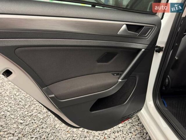 Белый Фольксваген e-Golf, объемом двигателя 0 л и пробегом 170 тыс. км за 13000 $, фото 14 на Automoto.ua