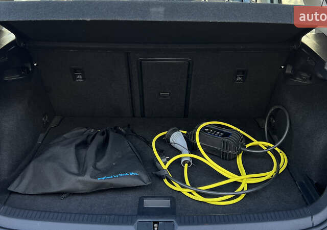 Белый Фольксваген e-Golf, объемом двигателя 0 л и пробегом 84 тыс. км за 13250 $, фото 64 на Automoto.ua