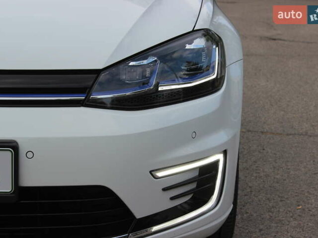 Белый Фольксваген e-Golf, объемом двигателя 0 л и пробегом 68 тыс. км за 14999 $, фото 9 на Automoto.ua