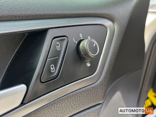 Білий Фольксваген e-Golf, об'ємом двигуна 36 л та пробігом 70 тис. км за 16590 $, фото 11 на Automoto.ua