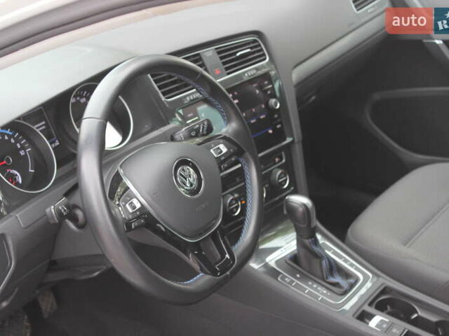 Белый Фольксваген e-Golf, объемом двигателя 0 л и пробегом 68 тыс. км за 14999 $, фото 24 на Automoto.ua