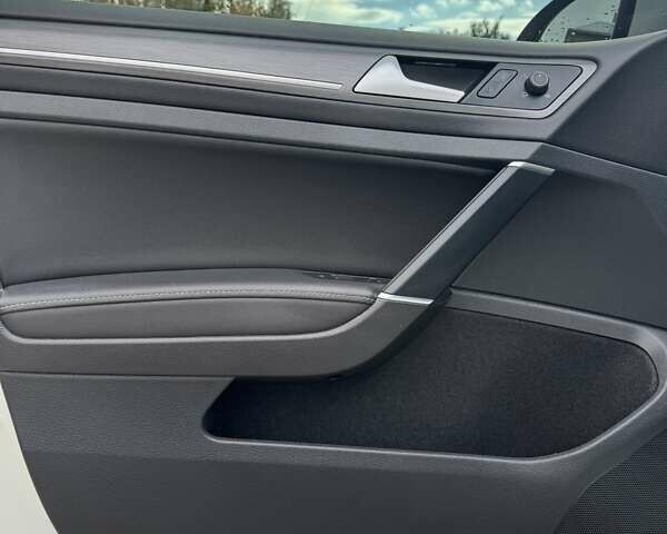 Білий Фольксваген e-Golf, об'ємом двигуна 0 л та пробігом 39 тис. км за 19500 $, фото 17 на Automoto.ua