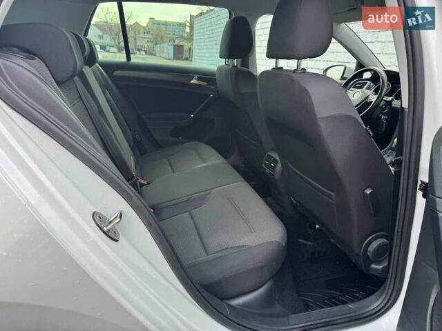 Белый Фольксваген e-Golf, объемом двигателя 0 л и пробегом 102 тыс. км за 13200 $, фото 30 на Automoto.ua