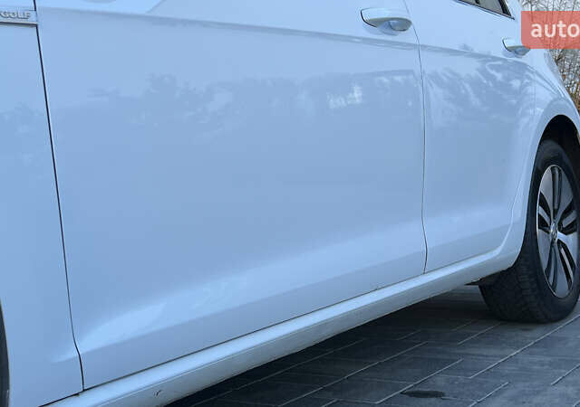 Белый Фольксваген e-Golf, объемом двигателя 0 л и пробегом 84 тыс. км за 13250 $, фото 37 на Automoto.ua