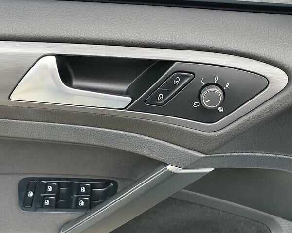 Белый Фольксваген e-Golf, объемом двигателя 0 л и пробегом 92 тыс. км за 14200 $, фото 12 на Automoto.ua